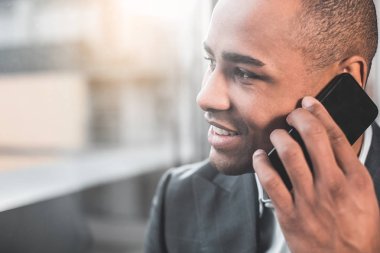 Yakışıklı saygın adam Smartphone'da bahsediyoruz