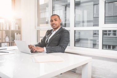 Saygı değer sakin iş adamı notlar dizüstü bilgisayarda yapma