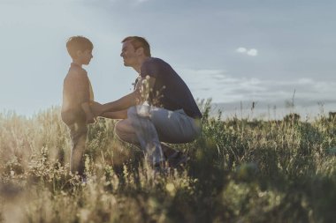 Mutlu baba ve oğul kırsal dinlenme zevk