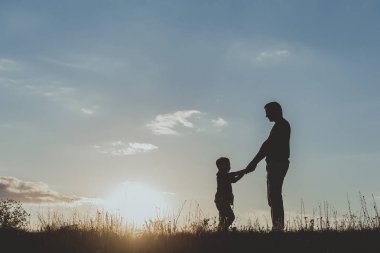 Baba ve oğlu doğa üzerinde vakit