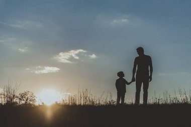 Küçük aile birlikte gün batımını izlemek