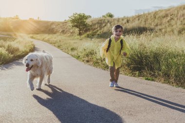 Küçük öğrenci yaz tatil keyfi
