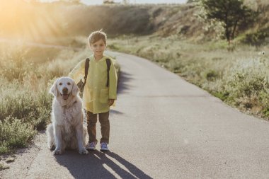 Onun evde beslenen hayvan ile yürüme neşeli küçük çocuk
