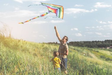 Baba oğlu bir uçurtma uçurmak için öğretim