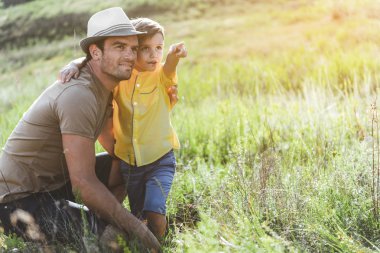 Mutlu genç aile doğa istirahat