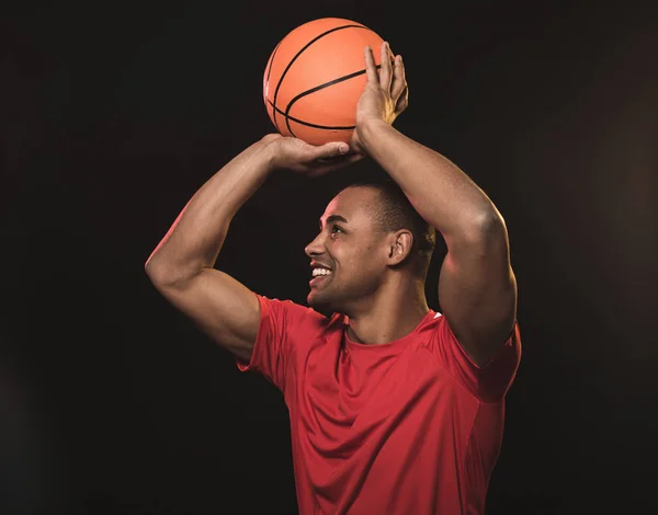 Blij knappe jongen gieten basketbal — Stockfoto