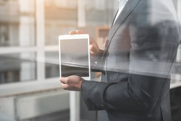 Ragazzo in abito da lavoro che dimostra mobile computer — Foto Stock