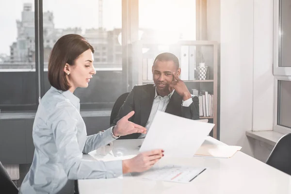 Attractive lady narrating information to chief — Stock Photo, Image