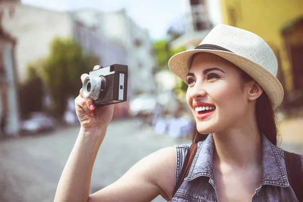 Sonriente dama haciendo imágenes por cámara — Foto de Stock