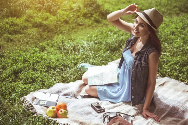 Mujer feliz de tener un picnic en el jardín — Foto de Stock
