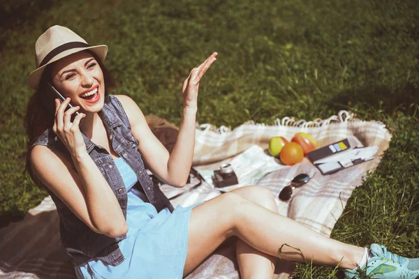 Strahlende Dame telefoniert draußen — Stockfoto