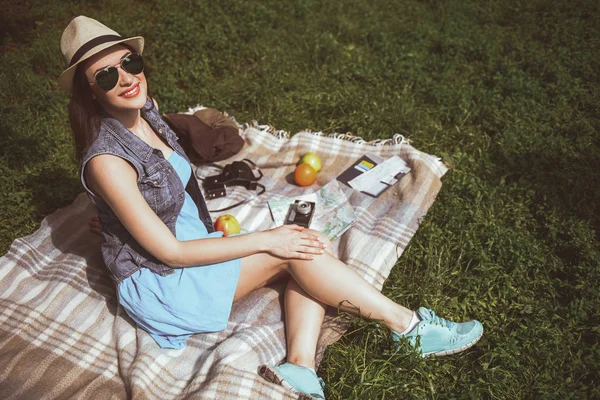 Fröhliches Mädchen entspannt sich auf karierten Outdoor — Stockfoto