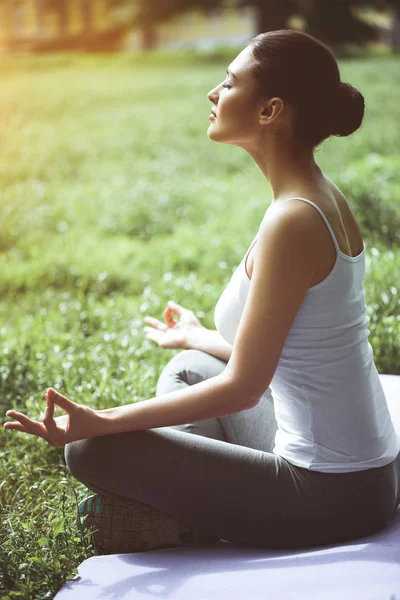 Kadın lotus duruş oturup sakin