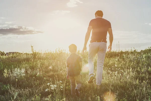 Pai ativo e filho caminhando juntos — Fotografia de Stock