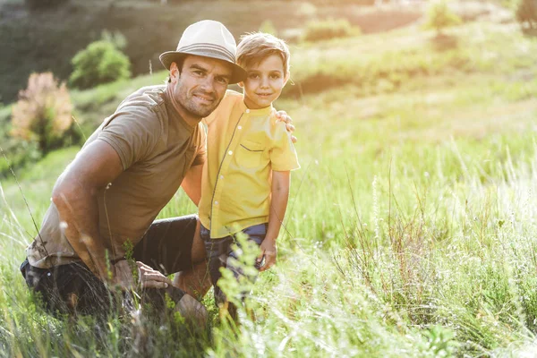 Vrolijke vader en zoon tijd buitenshuis doorbrengen — Stockfoto