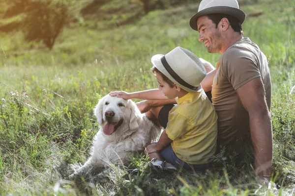 Feliz macho y su hijo disfrutando del descanso en el campo — Foto de Stock