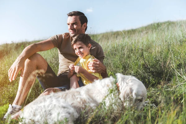 Far och son som njuter av vacker dag på naturen — Stockfoto