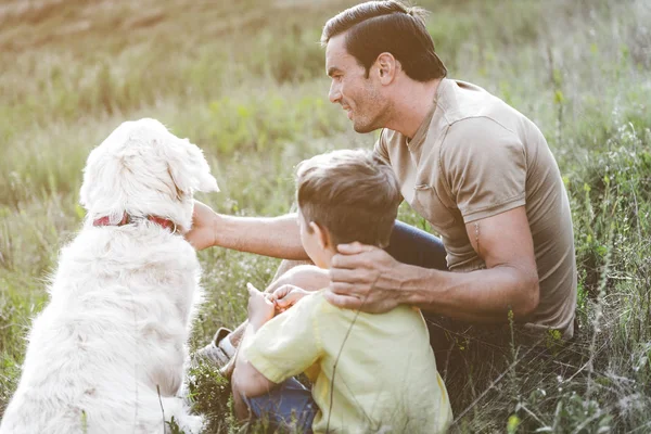 Família alegre que gasta o tempo na natureza — Fotografia de Stock