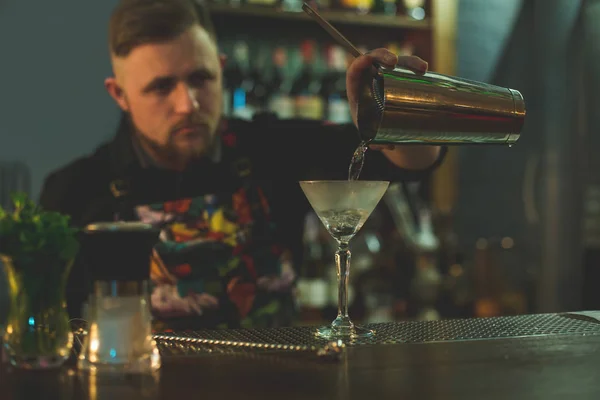 Hombre enfocado haciendo delicioso líquido alcohólico — Foto de Stock