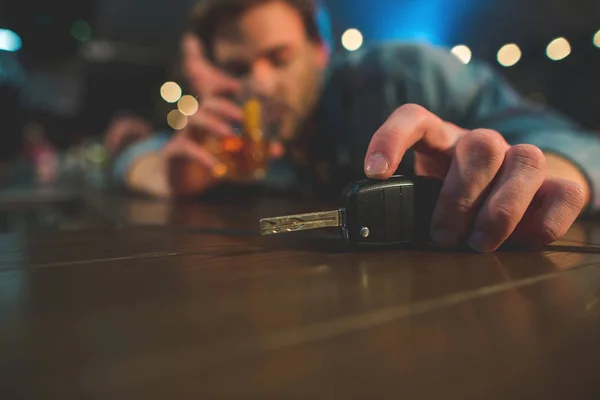 Motorista bêbado segurando a chave na mão — Fotografia de Stock