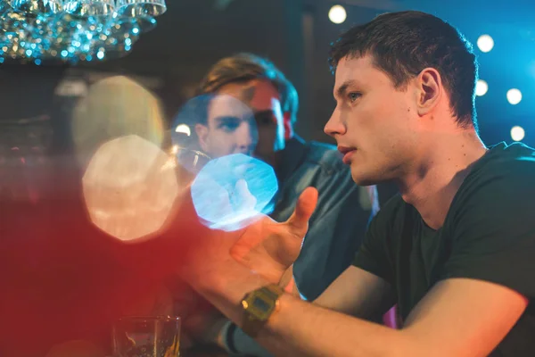 Homme pensif racontant avec camarade dans un pub — Photo