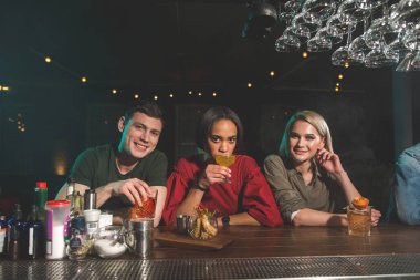 Lezzetli kokteyller tatmak giden yoldaşlar