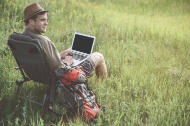 Hoş adam açık havada akıllı Gadget'ı kullanma