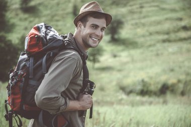 İyimser uzun yürüyüşe çıkan kimse doğanın keyfini