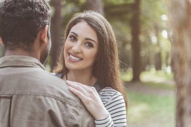 Aşık insanlar rahatlatıcı sevinç ile parkta
