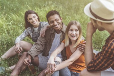 Mutlu insanlar alarak resim doğada