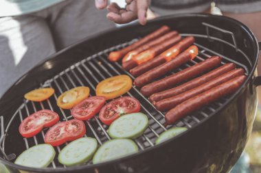 Barbekü doğada hazırlanıyor insanlar