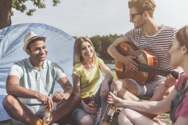 Genç arkadaşları ile müzik rahatlatıcı zevk