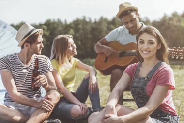 Kaygısız arkadaşlar doğada müzik keyfi