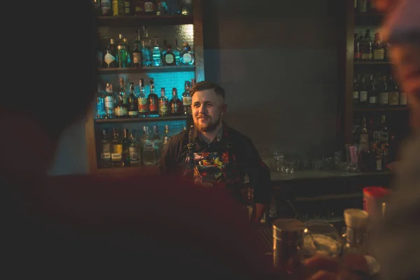 Barman feliz desfrutando de seu trabalho — Fotografia de Stock