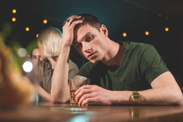 Cansado masculino degustación de bebidas alcohólicas — Foto de Stock