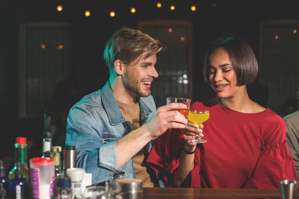 Rayonnement homme cliquetis cocktail avec dame — Photo