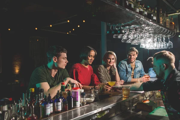 Odchozí barman, který nabízí koktejly pro klienty — Stock fotografie