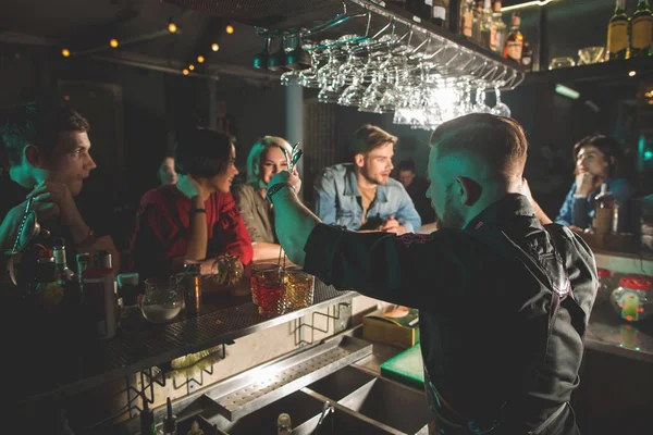 Barägare att skapa cocktails vid bord — Stockfoto