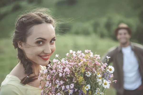 Menina atraente otimista é namoro no prado — Fotografia de Stock