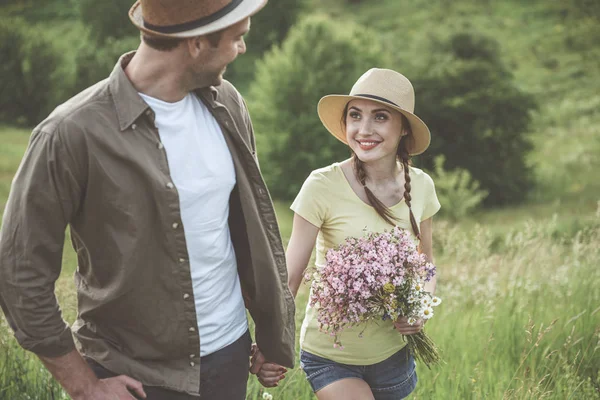 Happy young man and woman are spending time outdoors — Stock Photo, Image