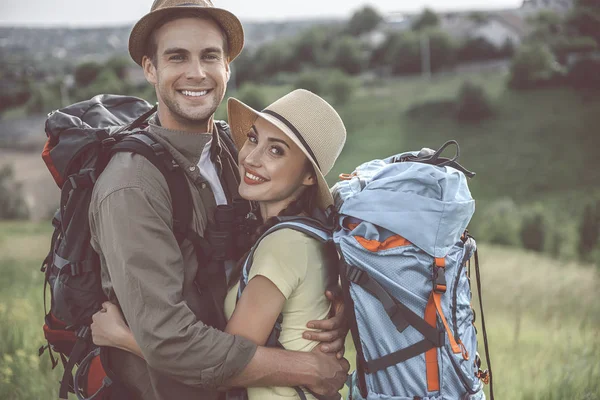 Cheerful young couple is hugging outdoors — Stock Photo, Image