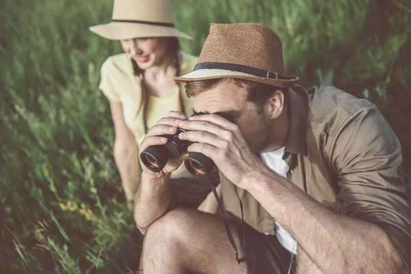 Namorado e namorada estão passando tempo ao ar livre — Fotografia de Stock