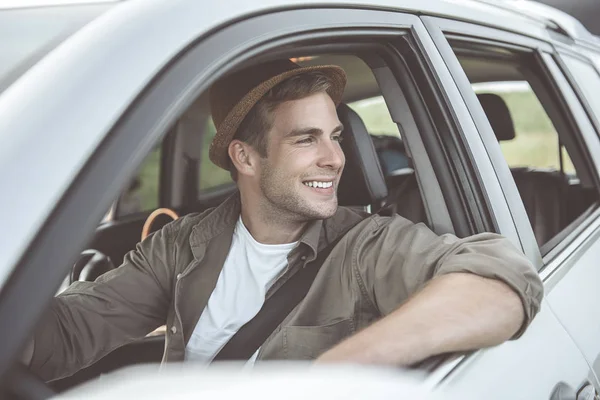 El tipo optimista está viajando en su automóvil — Foto de Stock