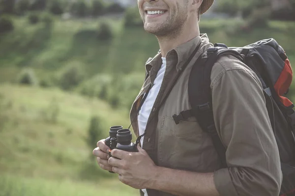 Joyeux jeune homme voyage à travers le pays — Photo