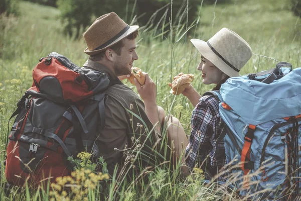 Optimistická holka a chlap se jíst venku — Stock fotografie