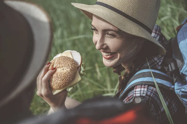 Оптимистичная девушка держит немного перекусить — стоковое фото