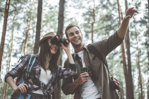 Positivo jovem casal está viajando através da floresta — Fotografia de Stock