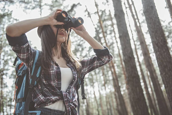 Jonge vrouw kijkt weg met behulp van speciale inrichting buiten — Stockfoto