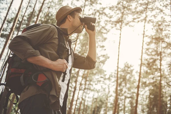 Genç adam Binoküler orman yoluyla arıyor — Stok fotoğraf