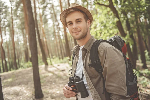 Веселый парень наслаждается прогулкой по лесу — стоковое фото